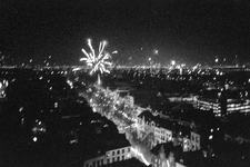 830261 Overzicht van de stad Utrecht vanaf de Domtoren, met vuurwerk tijdens de jaarwisseling.